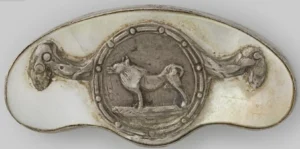Plakette Silber mit Perlmutt, Rückseite:
Hendrik Danielsz Hooft (1787 - 1794 ), Bürgermeister von Amsterdam und der Keeshond