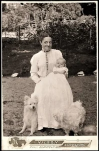 AKF 1900 unb 010 Frau mit Kind und zwei Hunden (CAB).
