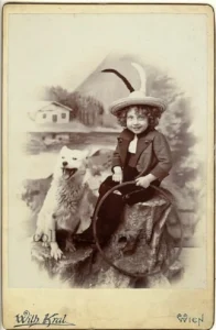 AKK 1900 Kind mit Reifen und Hund, Foto von Wilhelm Kral, Gumpendorferstr. Nr. 81, Wien, VI. Österreich (ab 1900)