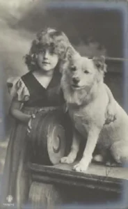 1908 Mädchen mit großem weißen Spitz