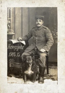 1914/1915 Soldat mit schwarzem Wolfsspitz