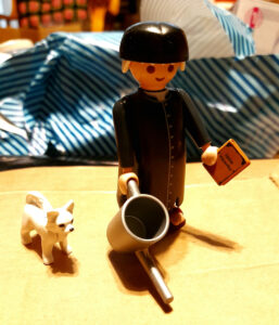 “Pfarrer Kneipp mit seinem Spitz” – Spielzeugfigur der Fa. Playmobil