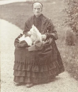 Prinzessin Ludovika mit ihrer Hündin Lupa im Park von Schloss Possenhofen am Starnberger See