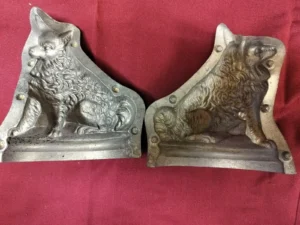 Alte Zuckerhasenform von Lieb, Nr. 807, Hund aus Aluminium, ca. 11,5 cm breit, 7,5 cm tief, 12,5 cm hoch, Abb. 02