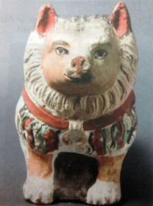 Bunt bemalte Terrakottastatuette eines Hundes mit Lunula-Amulett (Schutz-Amulett) um den Hals, Ägypten, 2. – 3. Jh. n. Chr., © Ägyptisches Museum, Kairo, Inventarnummer CG 27211, aus: Autengruber-Thüry, Heidelinde, Hunde in der römischen Antike. Rassen-Typen-Zucht-Haltung und Verwendung, Archäopress 2021