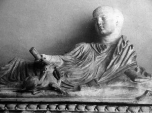 Der kleine Hund scheint sein verstorbenes Herrchen mit der Pfote zum Spielen auffordern zu wollen, ca. 270 – 280 n. Chr., © 1966 Gebr. Mann Verlag GmbH., Berlin. Kindersarkophag mit Musendarstellung, Museo Vaticano