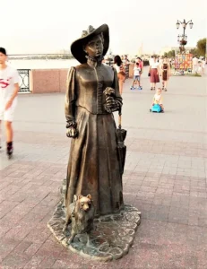 ,,Die Dame mit dem Spitz'' - Skulptur auf dem Petrovskaja Damm, Astrachan, Abb. 01