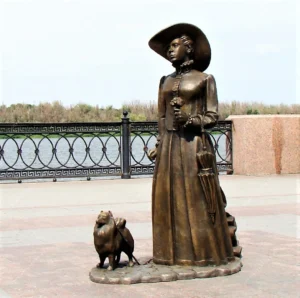 ,,Die Dame mit dem Spitz'' - Skulptur auf dem Petrovskaja Damm, Astrachan, Abb. 02