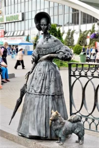 ,,Die Dame mit dem Spitz'' - Skulptur von Vladimir Zhbanov, Minsk, Abb. 01