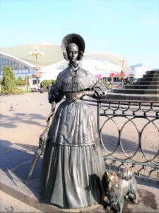 ,,Die Dame mit dem Spitz'' - Skulptur von Vladimir Zhbanov, Minsk, Abb. 02