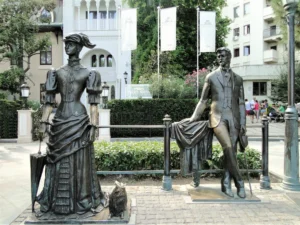 ,,Die Dame mit dem Spitz'' und Anton Tschechow auf der Promenade, Jalta