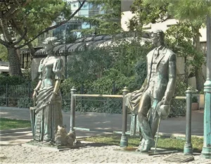 ,,Die Dame mit dem Spitz'' und Anton Tschechow auf der Promenade, Jalta. Der Spitz hat nur Augen für…