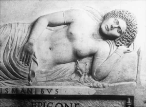 Ein kleiner Schoßhund schaut unter dem linken Arm der Verstorbenen hervor. Grabrelief der Ulpia Epigone, letztes Viertel des 1. Jh. n. Chr. © Museo Vaticano
