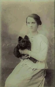 Frau mit schwarzem Kleinspitz