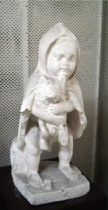 Gipsabguß eines Knaben, der einen kleinen Hund hält. Abgußsammlung der Skulpturhalle Basel, röm. Arbeit nach hellenistischem Vorbild, aus: Autengruber-Thüry, Heidelinde, Hunde in der römischen Antike. Rassen-Typen-Zucht-Haltung und Verwendung, Archäopress 2021, Antikenmuseum Basel und Sammlung Ludwig, Foto: © H. Autengruber-Thüry, aus: Autengruber-Thüry, Heidelinde, Hunde in der römischen Antike. Rassen-Typen-Zucht-Haltung und Verwendung, Archäopress 2021