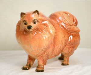 Goebel, Porzellan-Spitz, 30 cm x 22 cm, standardgemäßer Pom, orange, Abb. 01