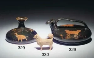 Griechische Figurine (Nr.330) und Abbildung auf rotfigurigem Gefäß (Nr. 329), ca. 350-300 v. Chr.