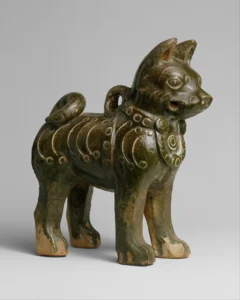 Grün glasierter Keramik-Hund, knurrend und ein Geschirr tragend, 25-220 n. Chr. (östl. Han-Zeit), Metropolitan © Museum of Art, New York