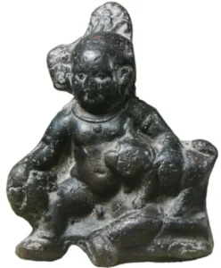Harpokrates, d. li. Arm umarmt einen Melitäerspitz, hell. Zeit (n. Fr. Dunand, griech.-röm. Terrakotten v. Ägypten, Paris, 1990), © Louvre