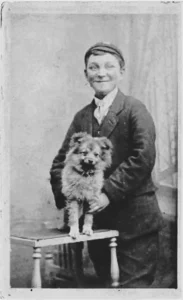 Junge mit Spitz