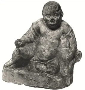 Junge umarmt mit d. li. Arm einen Melitäerspitz, Griechenland, hell. Zeit (nach M. Fjeldhagen, Griech.-röm. Terrakottenkat. aus Ägypten.), © NY Carlsberg Glyptotek