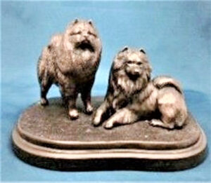 Keeshond-Pärchen (Bronze) auf einem Sockel
