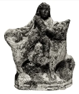 Kind sitzt im Seitensattel auf einem Melitäerspitz (nach L. Burn, R. Higgins, Katalog griech. Terrakotten im Brit. Museum)