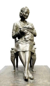 Leonardo Secchi, Sitzende Dame mit Hund im Arm, Bronzeskulptur, Höhe 36,5 cm, 1942, Abb. 02