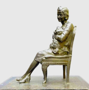 Leonardo Secchi, Sitzende Dame mit Hund im Arm, Bronzeskulptur, Höhe 36,5 cm, 1942, Abb. 03