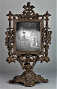 Lichtschirm Eisen, (Lithophanie) hpm-322-grossmutter-und-enkel-nehmen-den-spinnfaden-auf