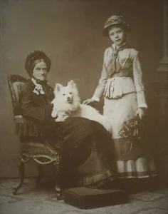 Ludovika mit ihrer Hündin Lupa und Amelie
Kaiserin Elisabeth Museum