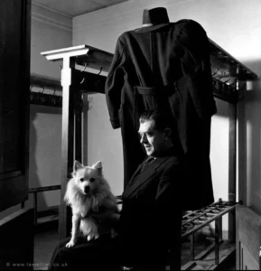René Magritte mit seinem Hund