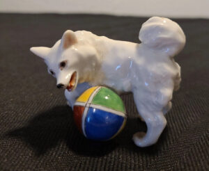 Meissen, Kleiner Spitz mit Ball, Entwurf Erich Hösel 1907, unterglasurblaue Knaufschwertermarke, 6 cm, Abb. 01