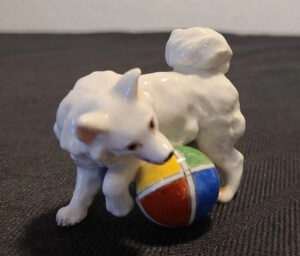 Meissen, Kleiner Spitz mit Ball, Entwurf Erich Hösel 1907, unterglasurblaue Knaufschwertermarke, 6 cm, Abb. 02