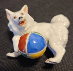 Meissen, Kleiner Spitz mit Ball, Entwurf Erich Hösel 1907, unterglasurblaue Knaufschwertermarke, 6 cm, Abb. 03