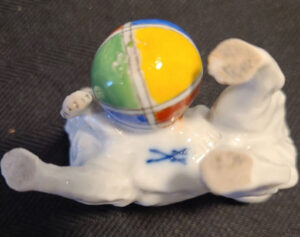 Meissen, Kleiner Spitz mit Ball, Entwurf Erich Hösel 1907, unterglasurblaue Knaufschwertermarke, 6 cm, Abb. 04