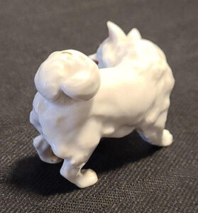 Meissen, Kleiner Spitz mit Ball, Entwurf Erich Hösel 1907, unterglasurblaue Knaufschwertermarke, 6 cm, Abb. 05