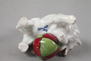 Meissen, Kl. Spitz mit Ball, Entwurf Erich Hösel 1907, unterglasurblaue Knaufschwertermarke, 6 cm, Abb. 02