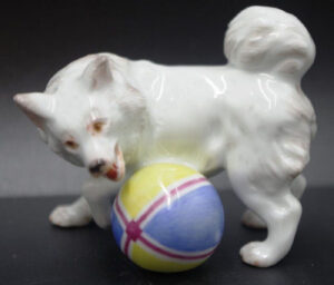Meissen, Kleiner Spitz mit Ball, Entwurf Erich Hösel 1907, unterglasurblaue Knaufschwertermarke, 6 cm, Abb. 01