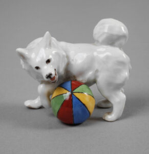 Meissen, Kleiner Spitz mit Ball, Entwurf Erich Hösel 1907, unterglasurblaue Knaufschwertermarke, 6 cm, Abb. 01