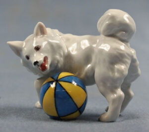 Meissen, Kleiner Spitz mit Ball, Entwurf Erich Hösel 1907, unterglasurblaue Knaufschwertermarke, 6 cm, Abb. 01