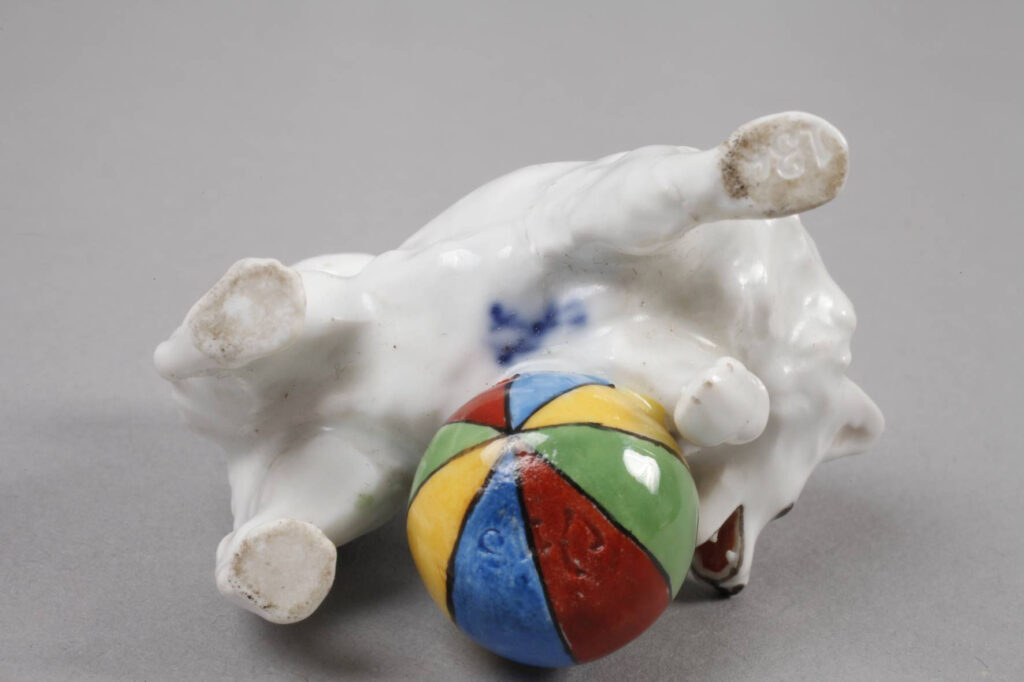 Meissen, Kleiner Spitz mit Ball, Entwurf Erich Hösel 1907, unterglasurblaue Knaufschwertermarke, 6 cm, Abb. 03
