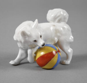 Meissen, Kleiner Spitz mit Ball, Entwurf Erich Hösel 1907, unterglasurblaue Knaufschwertermarke, 6 cm. Abb. 01