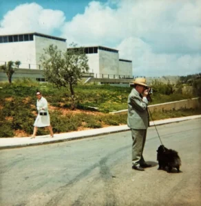 René Magritte mit seinem Hund in Jerusalem 1966