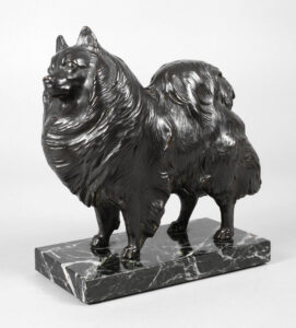 Schwarzer Bronzespitz, 1. Hälfte 20. Jh., unsign., auf rechteckigem Marmorsockel Höhe Bronze 18,5 cm, Höhe ges. 20,5 cm, Abb. 01
