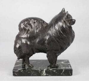 Schwarzer Bronzespitz, 1. Hälfte 20. Jh., unsign., auf rechteckigem Marmorsockel Höhe Bronze 18,5 cm, Höhe ges. 20,5 cm, Abb. 02