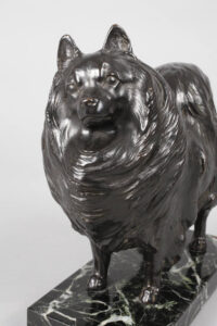 Schwarzer Bronzespitz, 1. Hälfte 20. Jh., unsign., auf rechteckigem Marmorsockel Höhe Bronze 18,5 cm, Höhe ges. 20,5 cm, Abb. 03