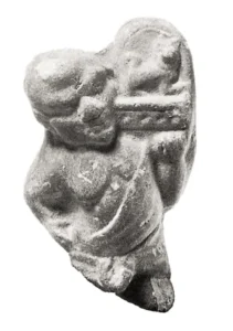 Sklave trägt einen Schaukelstuhl mit einem Melitäerspitz (nach J. Fischer, Griech.-Röm. Terrakotten aus Ägypten, © Sammlungen Sieglin und Schreiber)