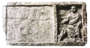 Stele von Epicharès, der im Alter von 5 Jahren starb, und in Begleitung eines Malteserhundes dargestellt wird (nach É. Bernand), aktueller Standort unbekannt