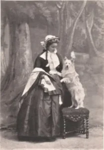 Stolze viktorianische Hundebesitzerin